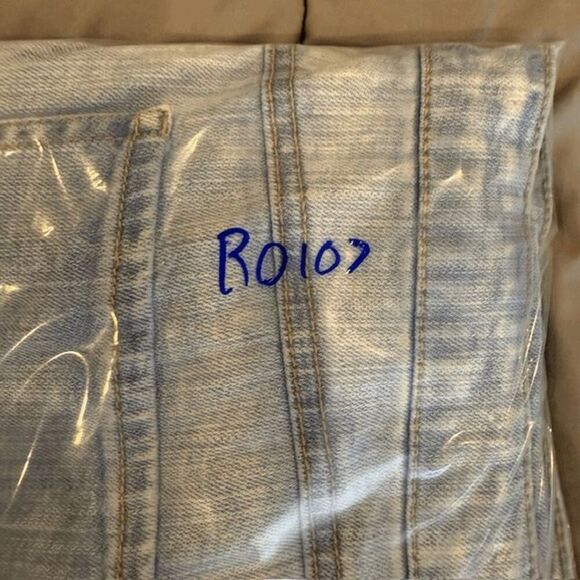 C Est. 1946 Stretch Denim Mid Rise Capris Light Wash Raw Hem Distressed Size 14 - Picture 13 of 13